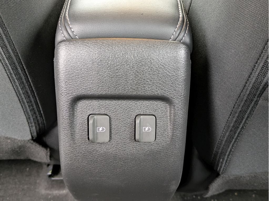 2022 Nissan Kicks SR