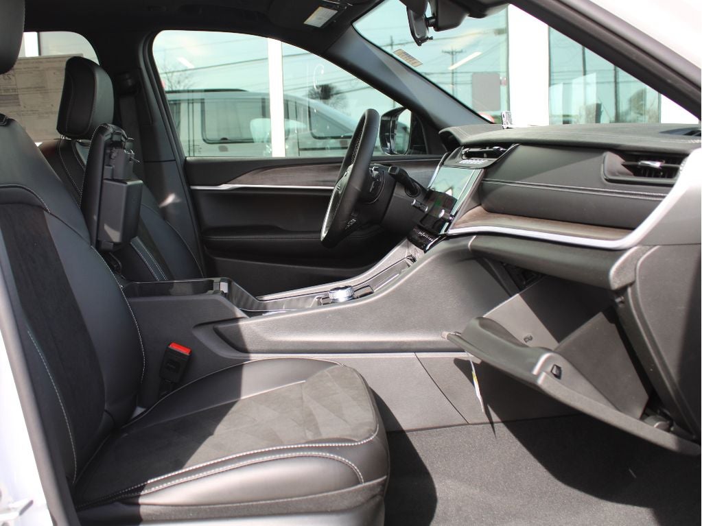 2026 Jeep Grand Cherokee Laredo Altitude