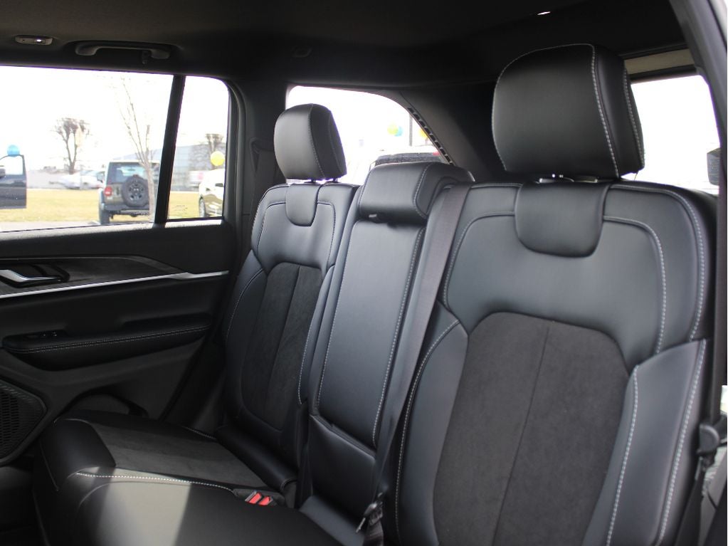 2026 Jeep Grand Cherokee Laredo Altitude