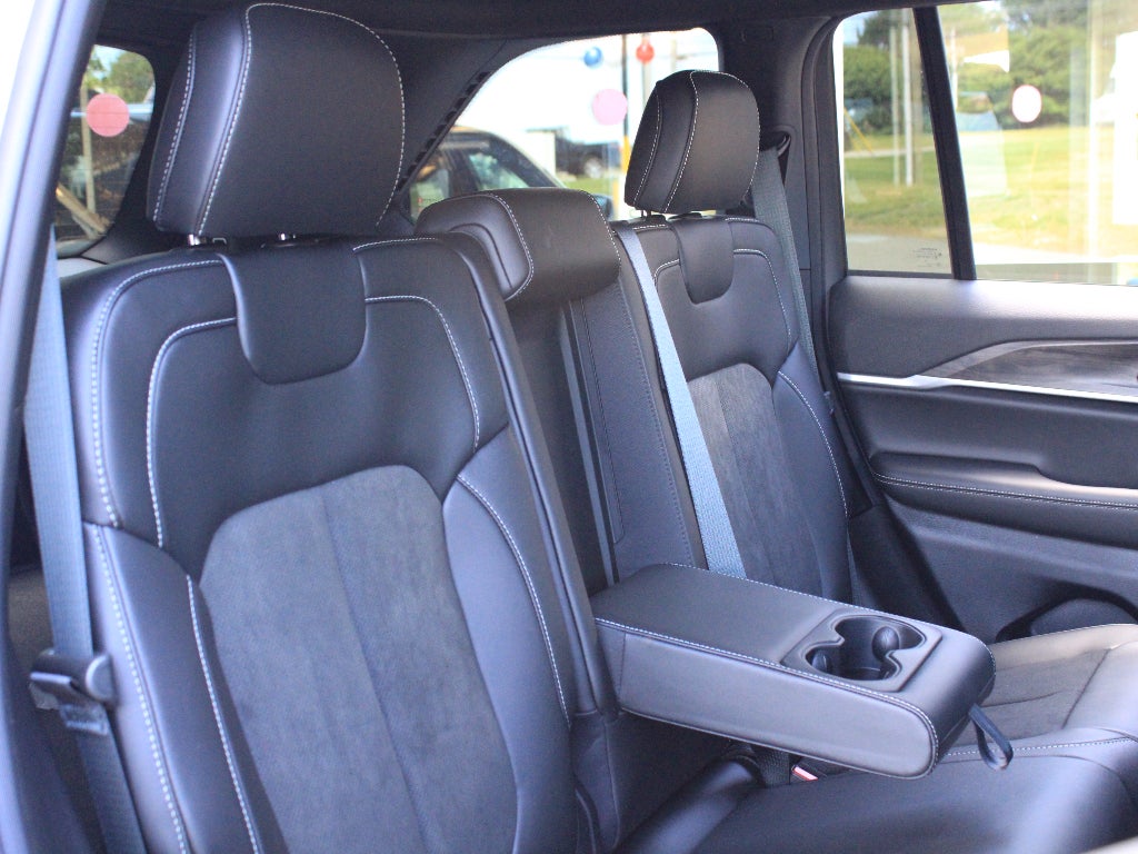 2026 Jeep Grand Cherokee Laredo Altitude