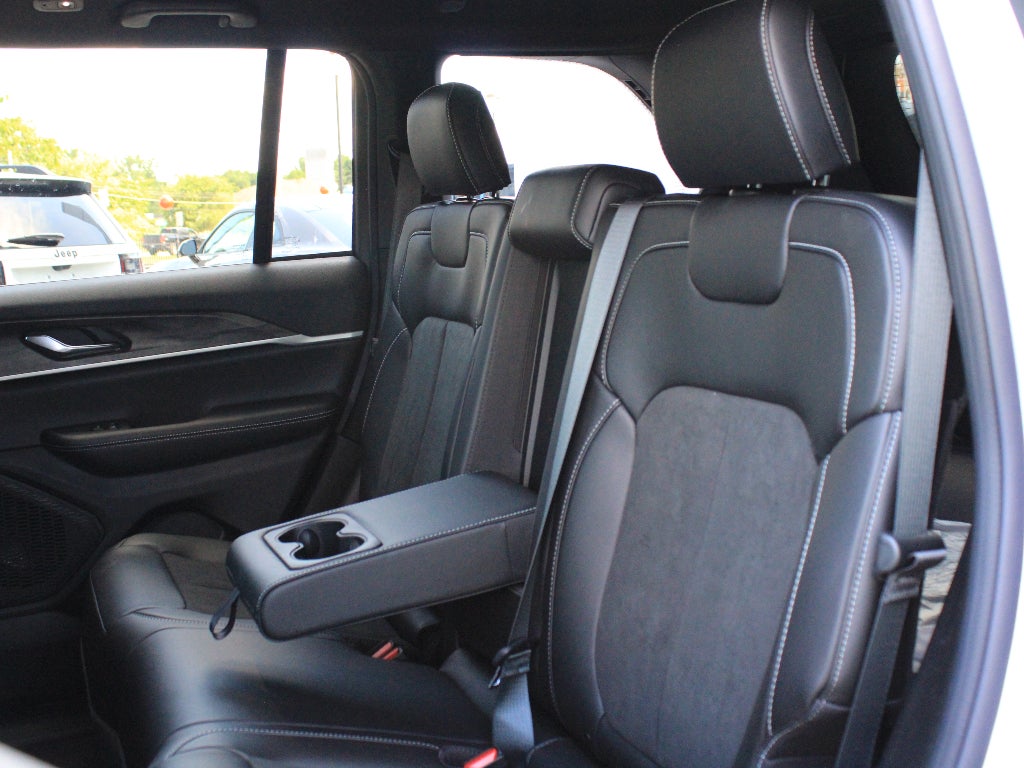 2026 Jeep Grand Cherokee Laredo Altitude