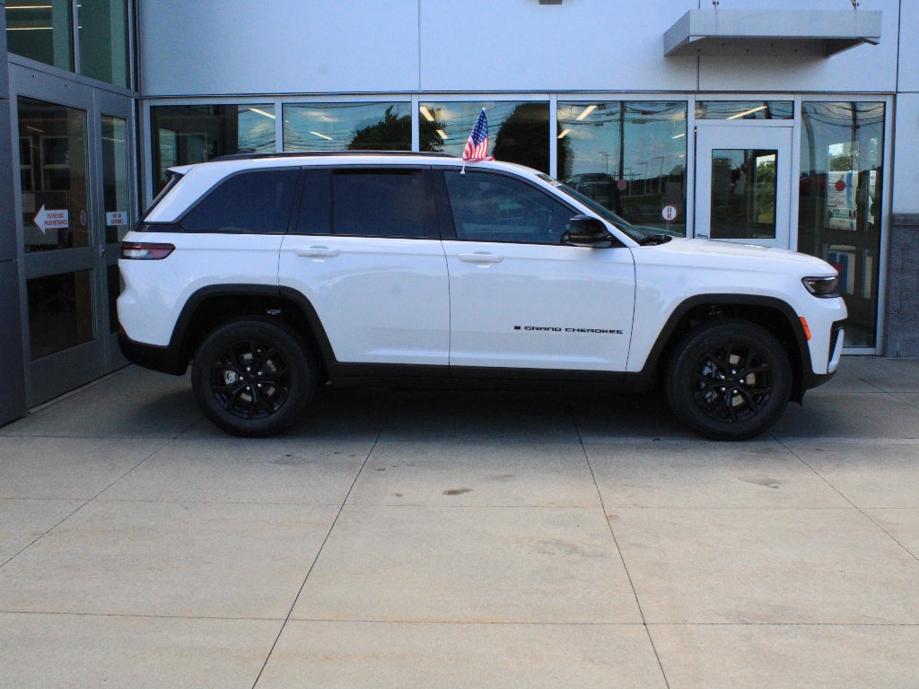 2026 Jeep Grand Cherokee Laredo Altitude