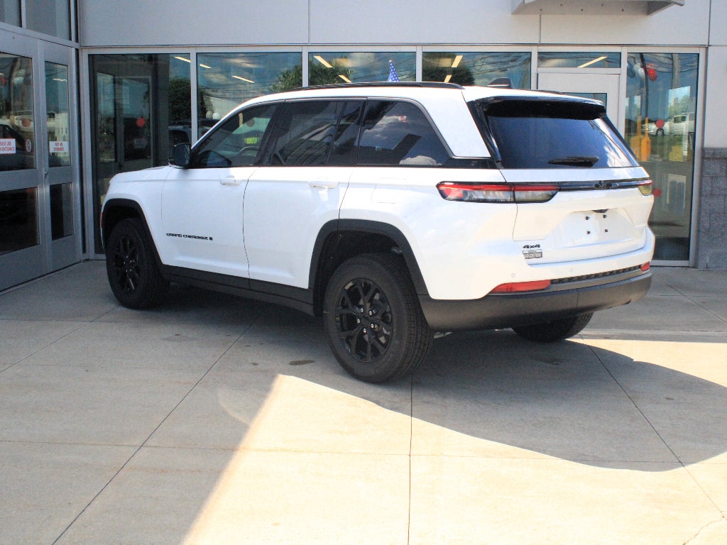2026 Jeep Grand Cherokee Laredo Altitude