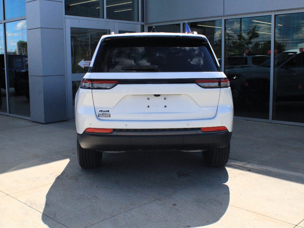 2026 Jeep Grand Cherokee Laredo Altitude