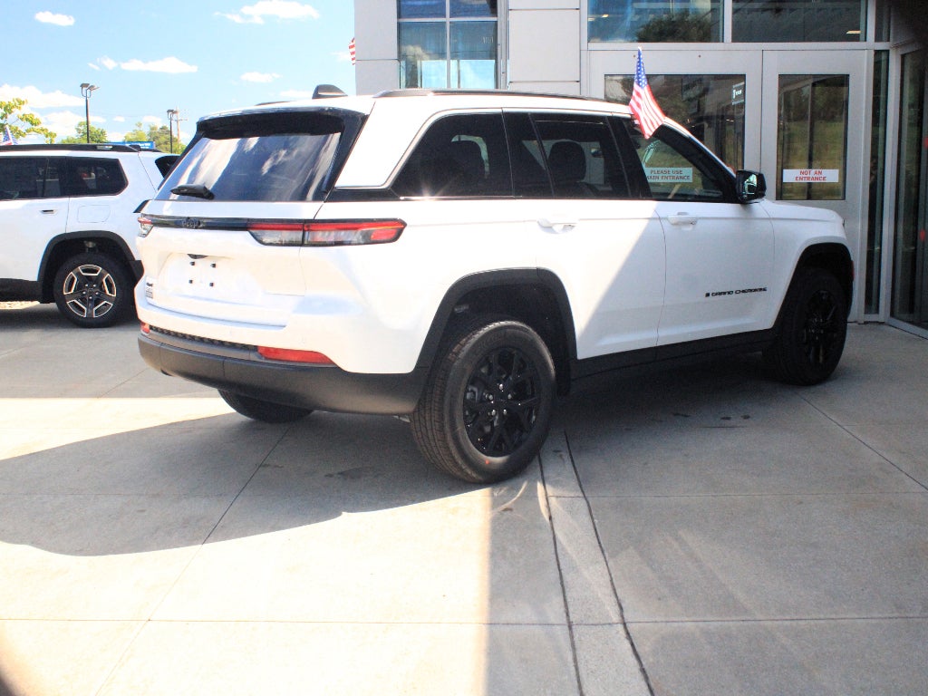 2026 Jeep Grand Cherokee Laredo Altitude