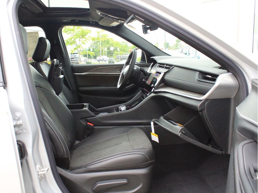 2026 Jeep Grand Cherokee Laredo Altitude
