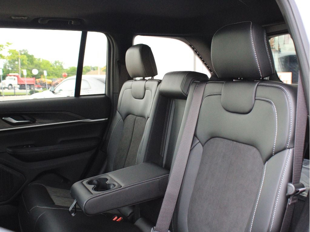 2026 Jeep Grand Cherokee Laredo Altitude