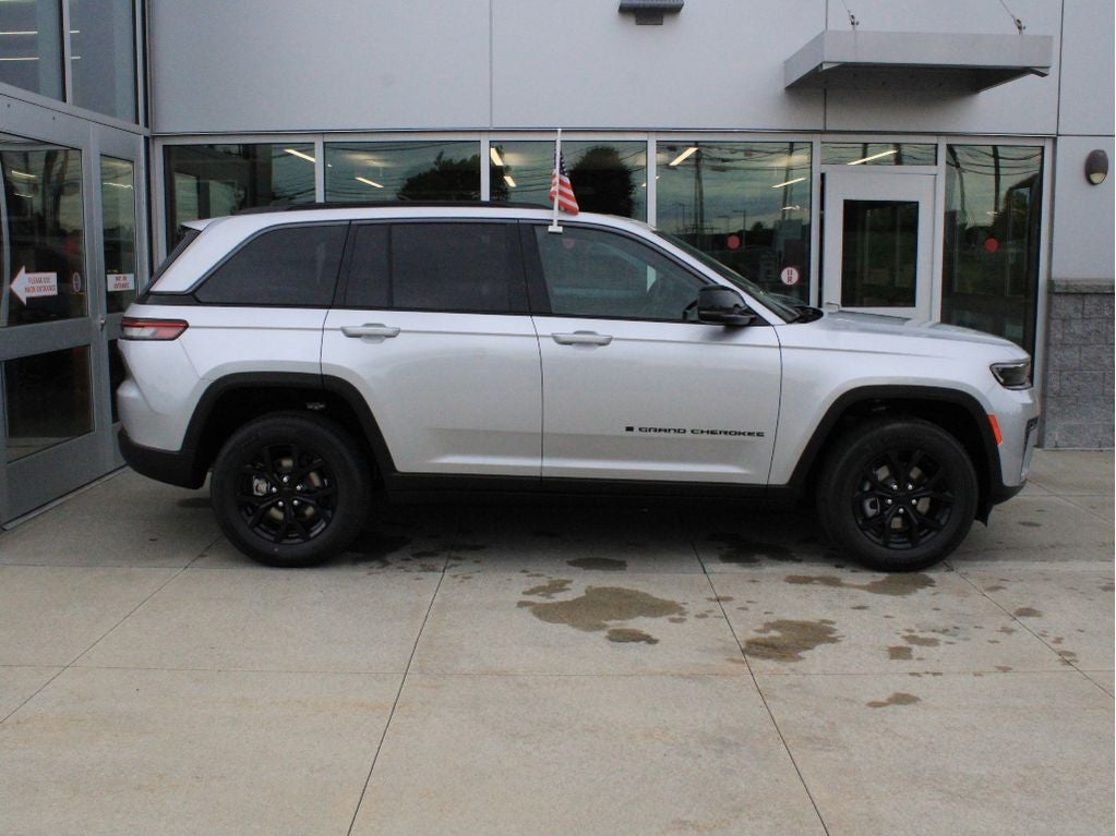 2026 Jeep Grand Cherokee Laredo Altitude
