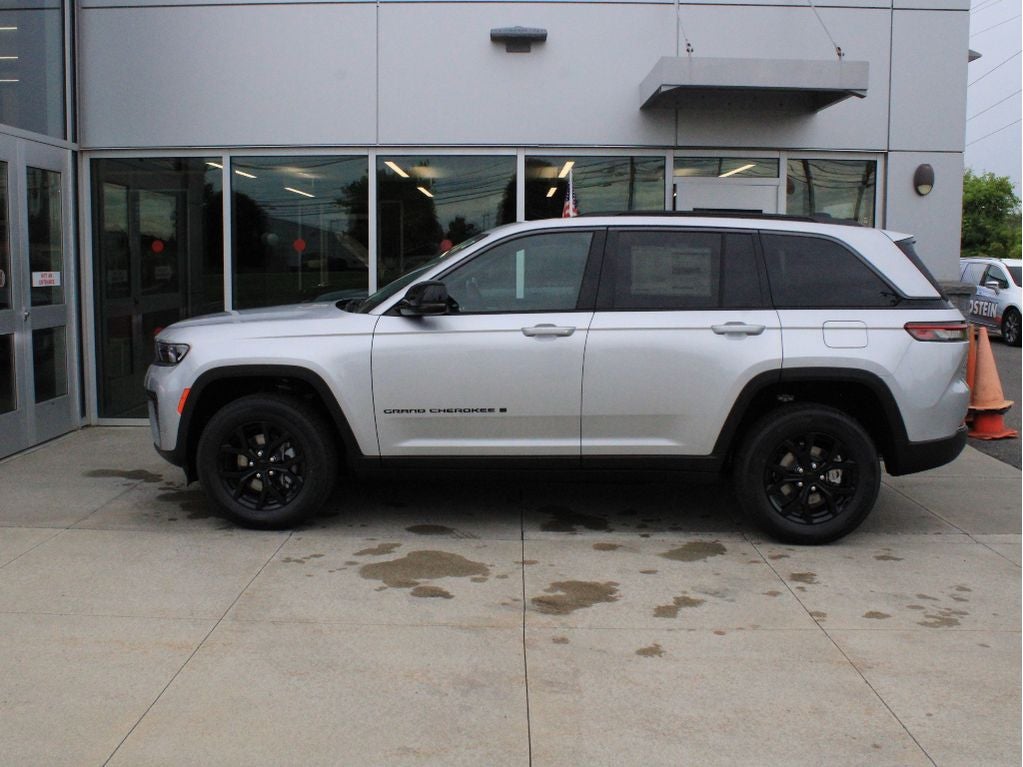 2026 Jeep Grand Cherokee Laredo Altitude