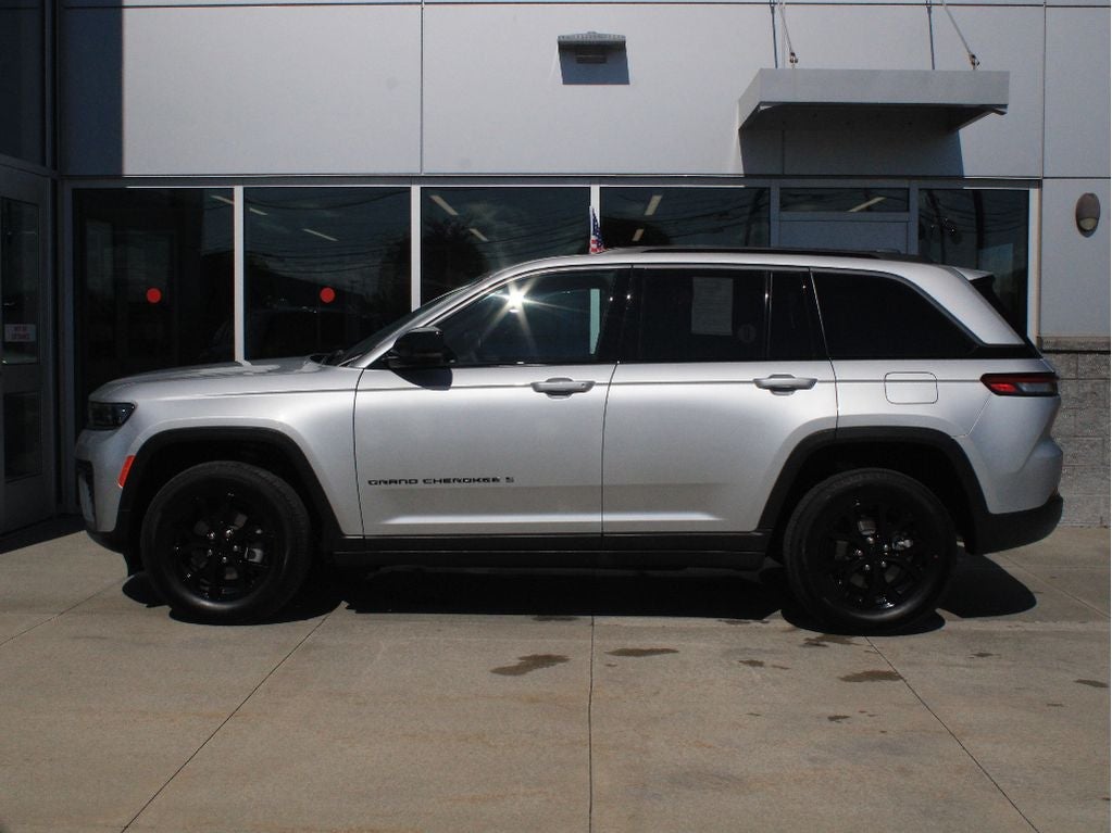 2026 Jeep Grand Cherokee Laredo Altitude