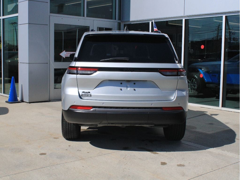 2026 Jeep Grand Cherokee Laredo Altitude