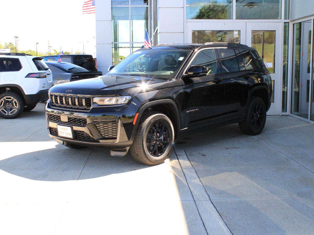 2026 Jeep Grand Cherokee Laredo Altitude