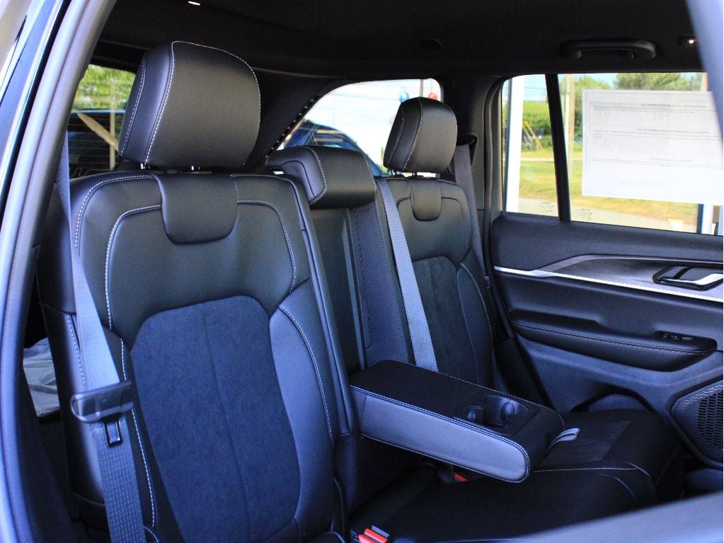 2026 Jeep Grand Cherokee Laredo Altitude