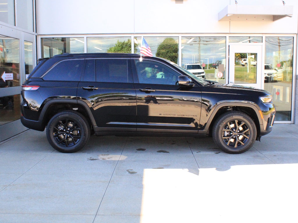 2026 Jeep Grand Cherokee Laredo Altitude