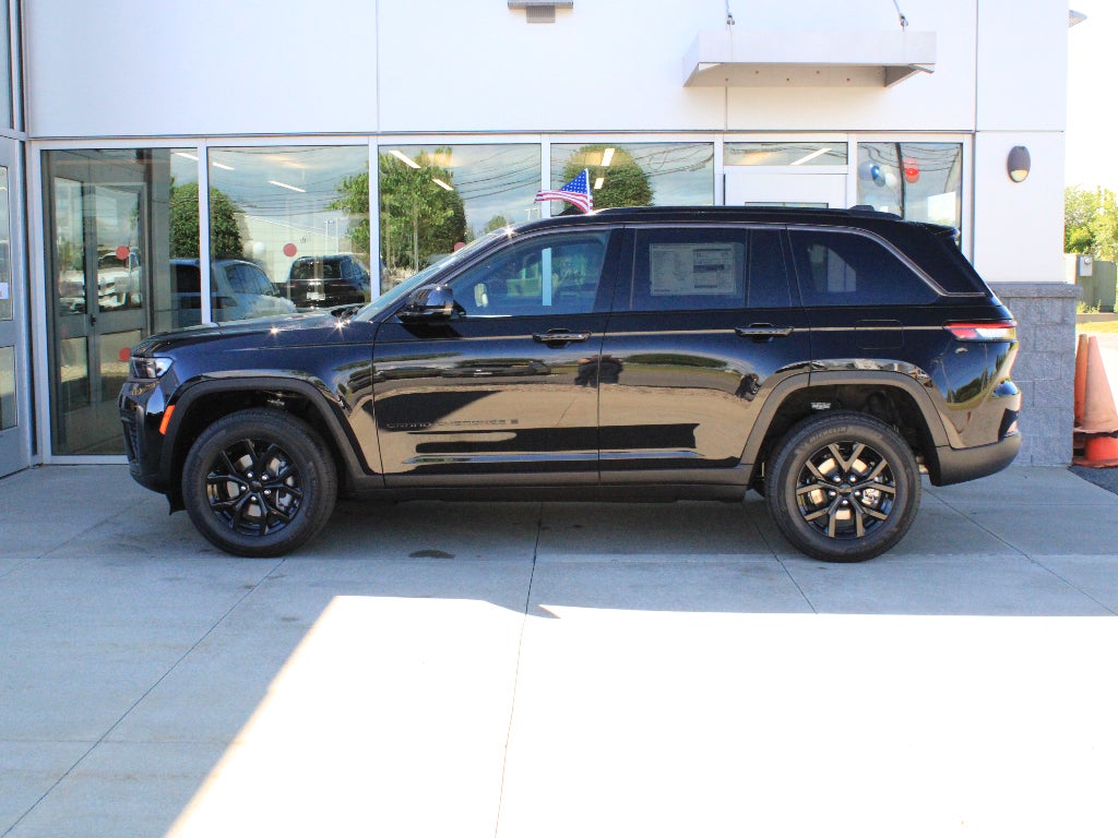 2026 Jeep Grand Cherokee Laredo Altitude