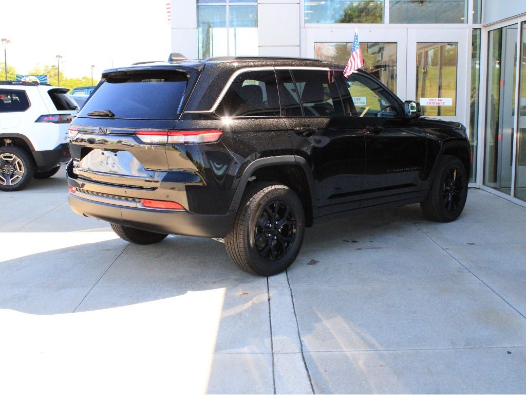 2026 Jeep Grand Cherokee Laredo Altitude