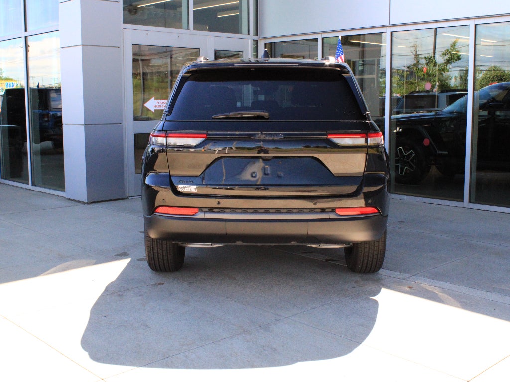 2026 Jeep Grand Cherokee Laredo Altitude