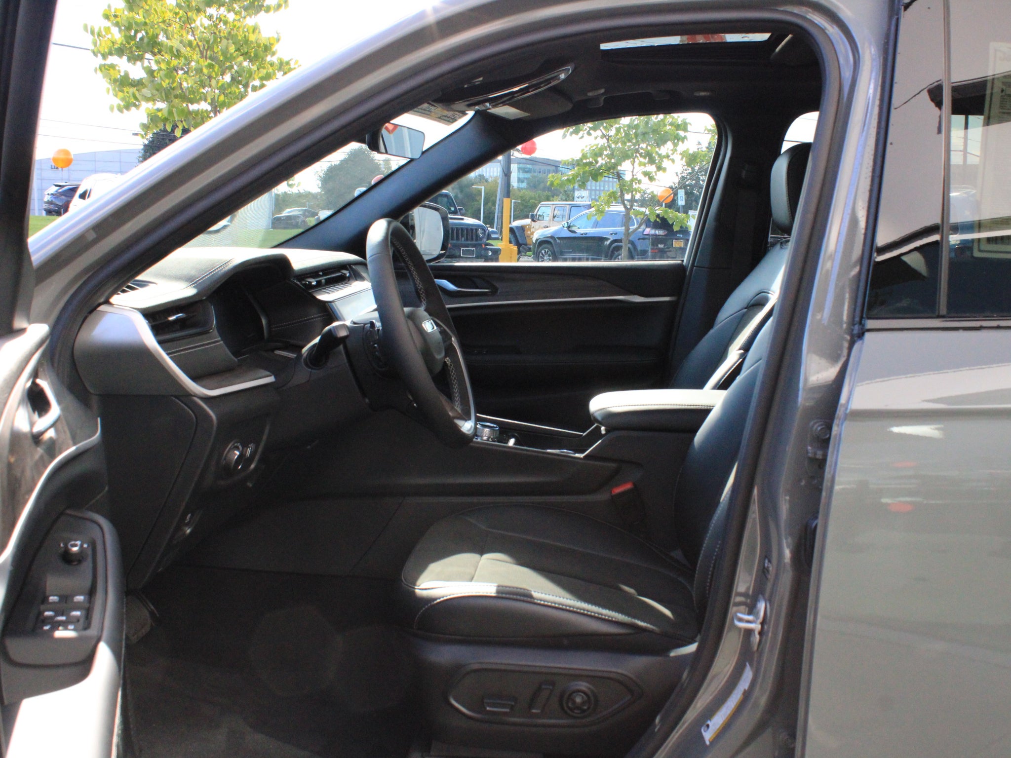 2027 Jeep Grand Cherokee Laredo Altitude