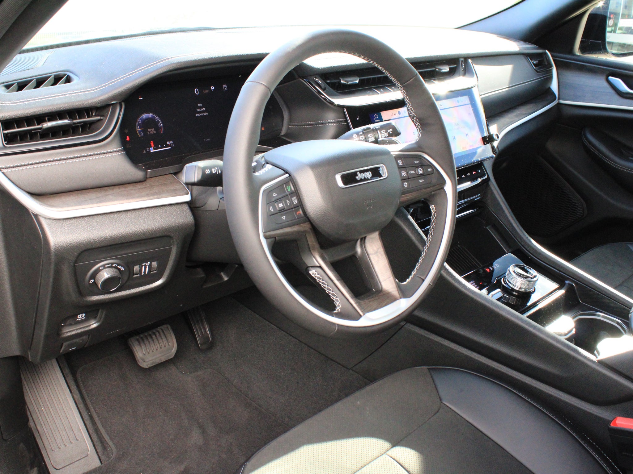 2027 Jeep Grand Cherokee Laredo Altitude
