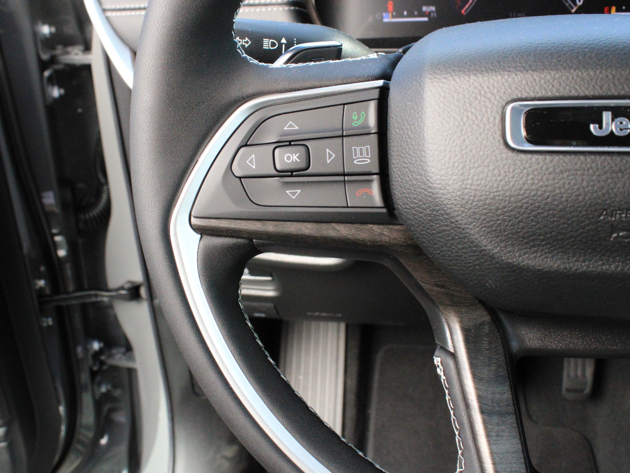 2027 Jeep Grand Cherokee Laredo Altitude