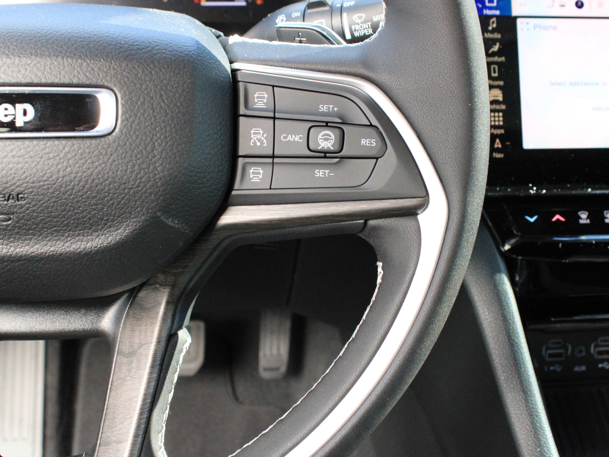 2027 Jeep Grand Cherokee Laredo Altitude
