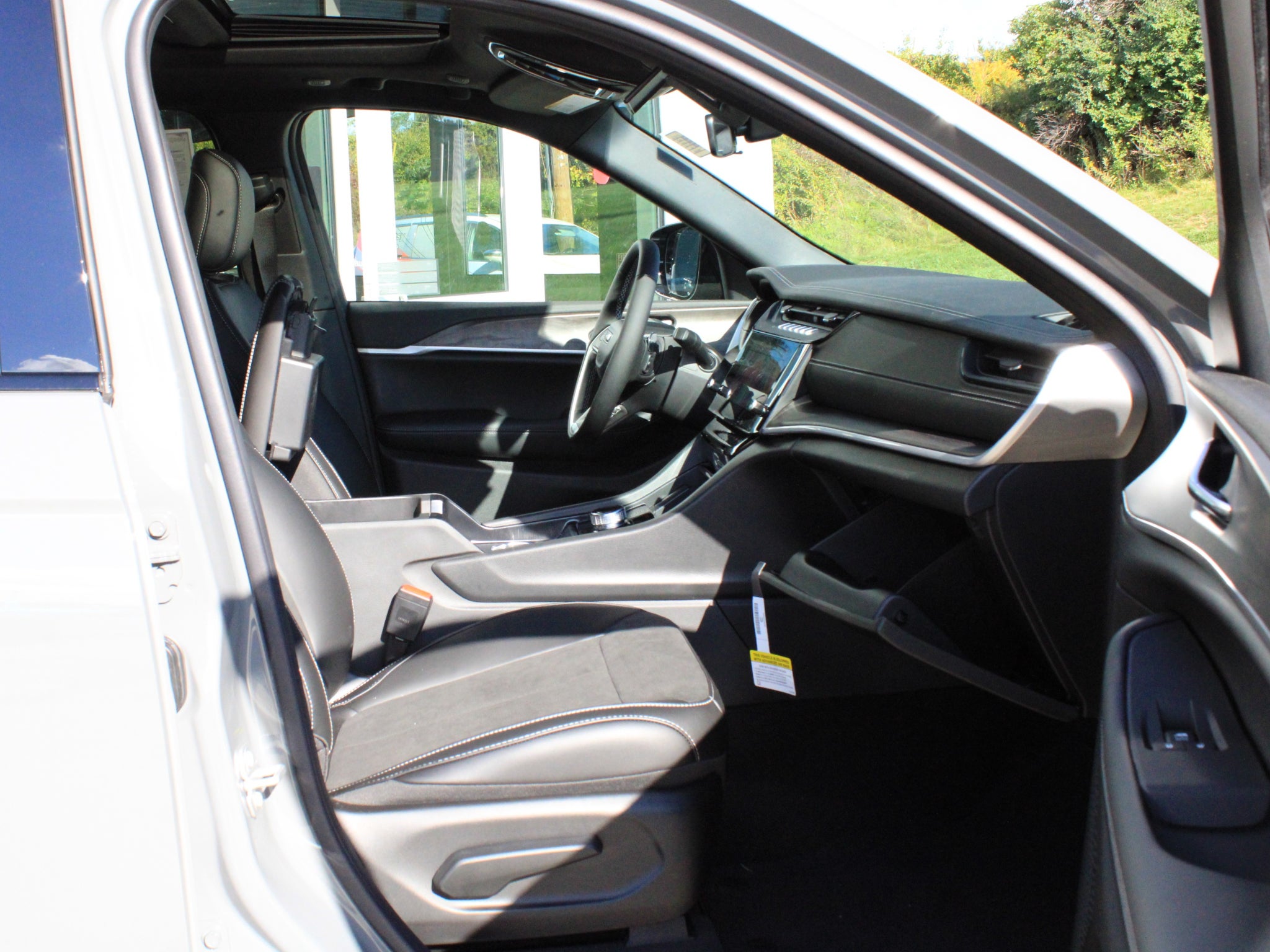 2027 Jeep Grand Cherokee Laredo Altitude