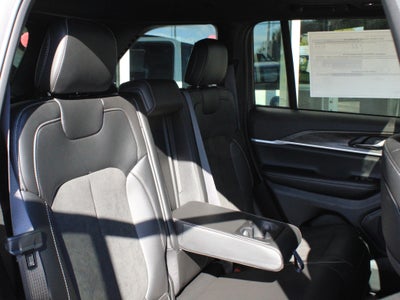 2027 Jeep Grand Cherokee Laredo Altitude