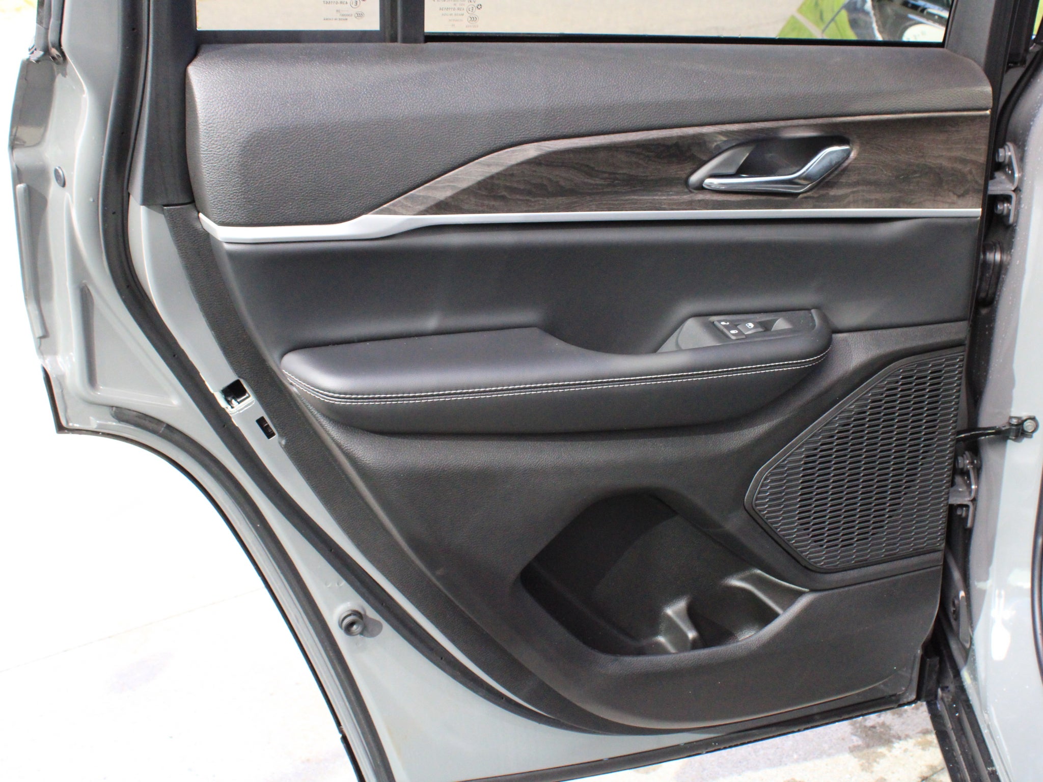 2027 Jeep Grand Cherokee Laredo Altitude