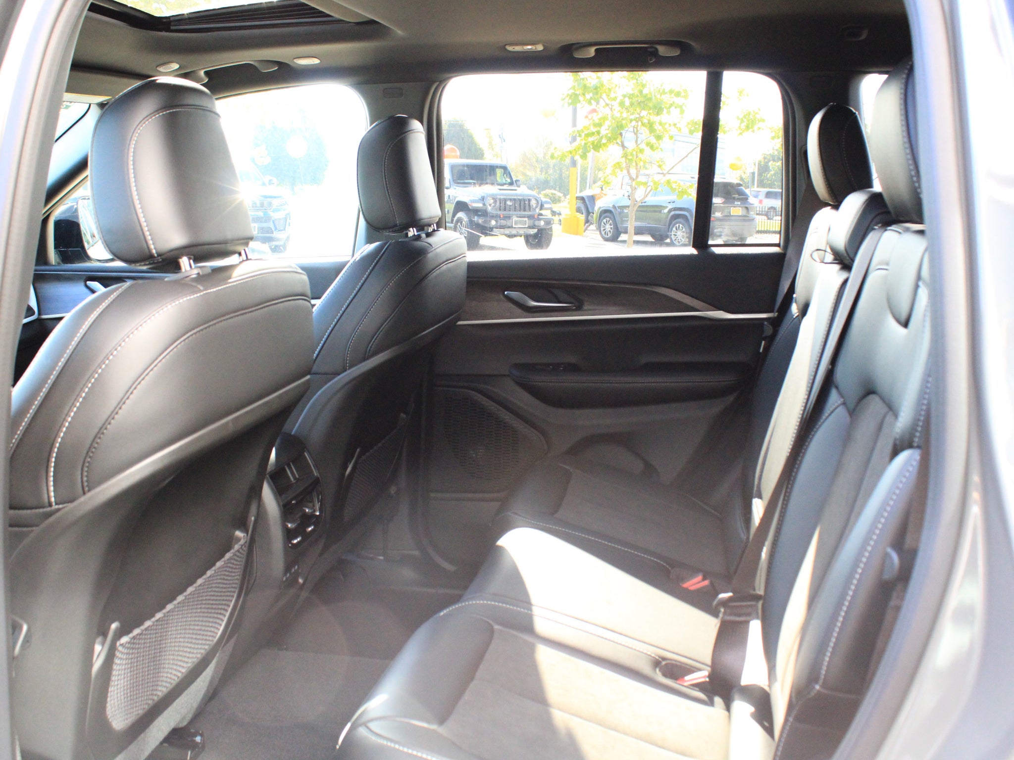 2027 Jeep Grand Cherokee Laredo Altitude