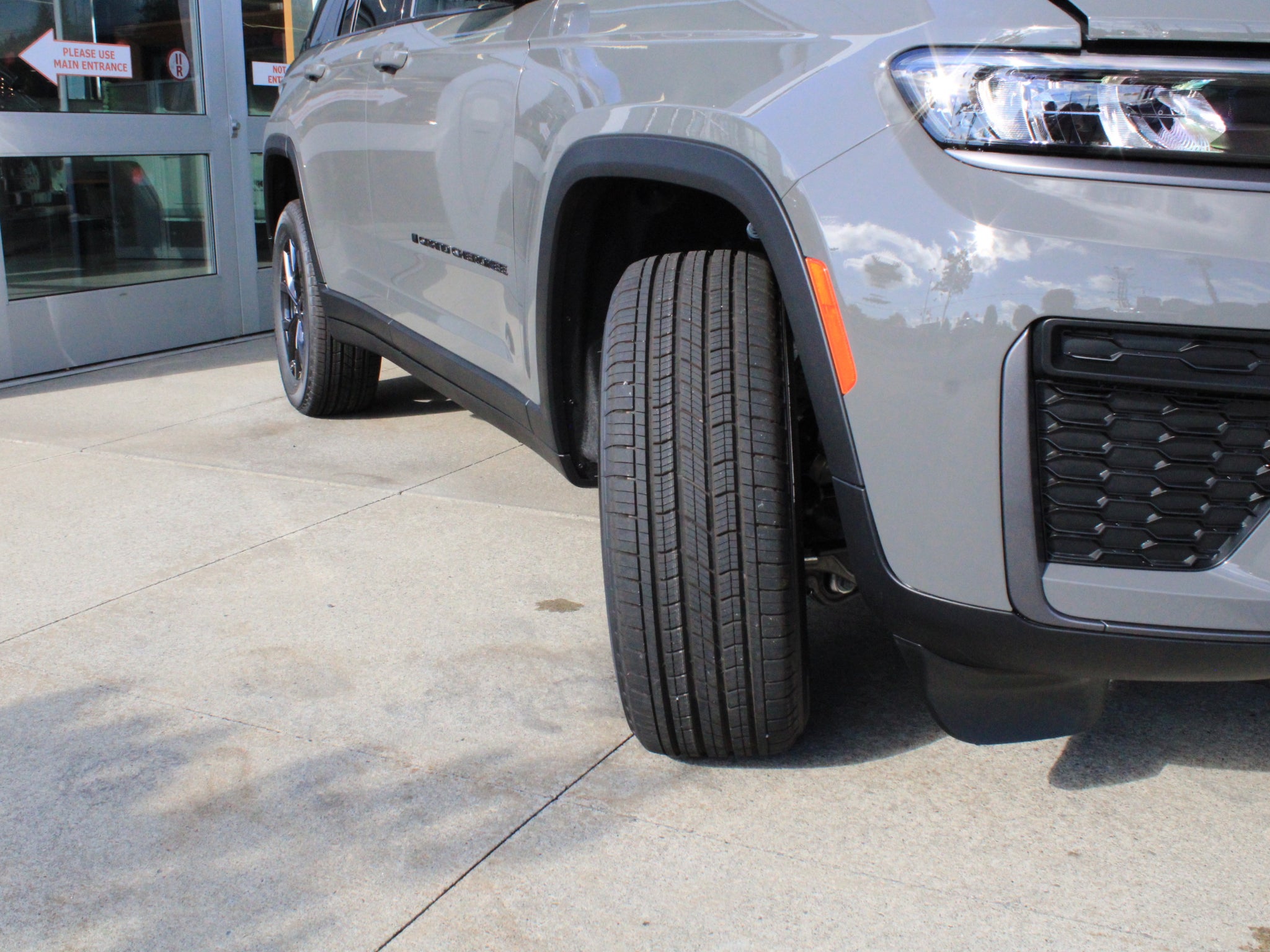2027 Jeep Grand Cherokee Laredo Altitude