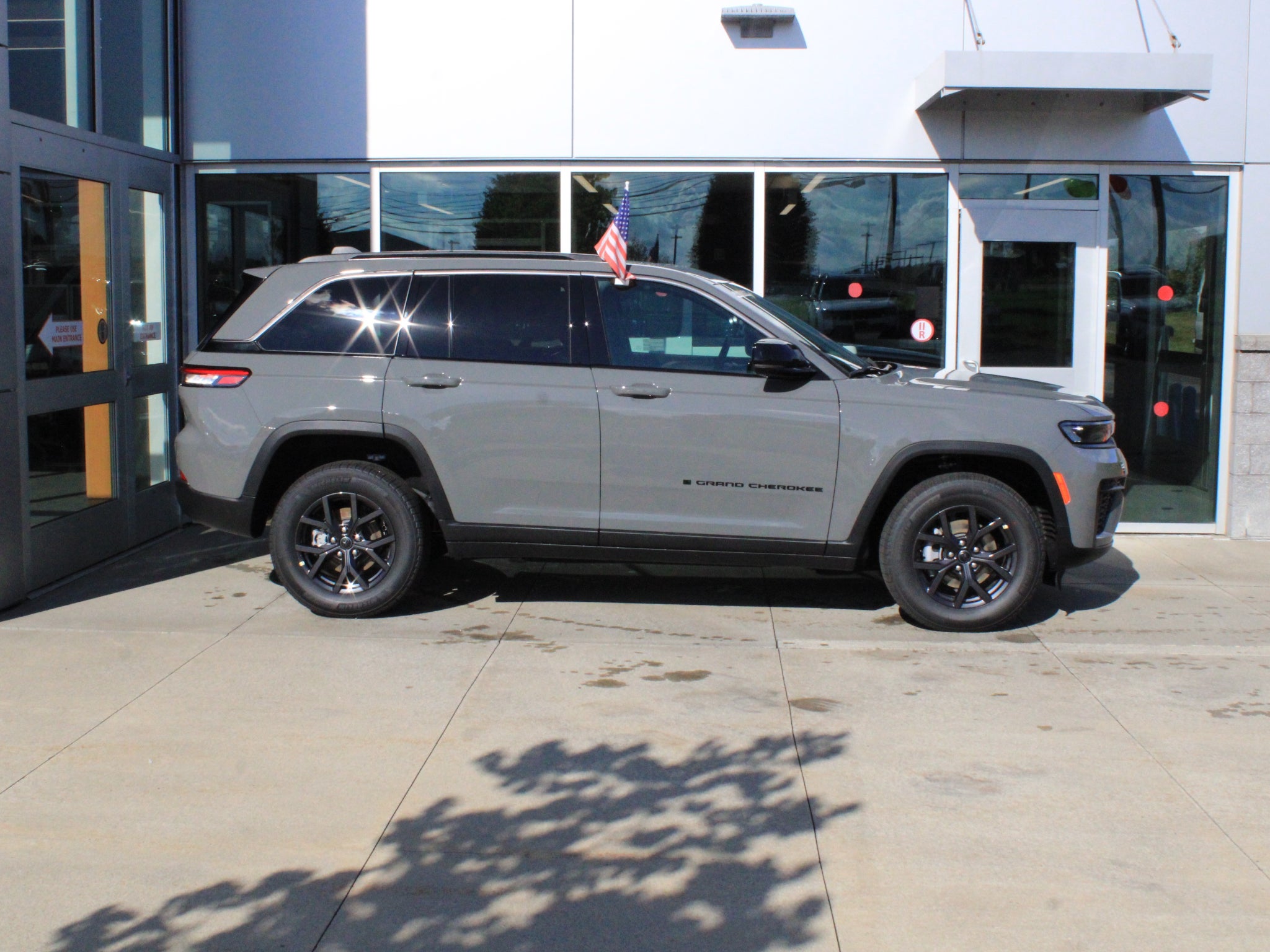 2027 Jeep Grand Cherokee Laredo Altitude