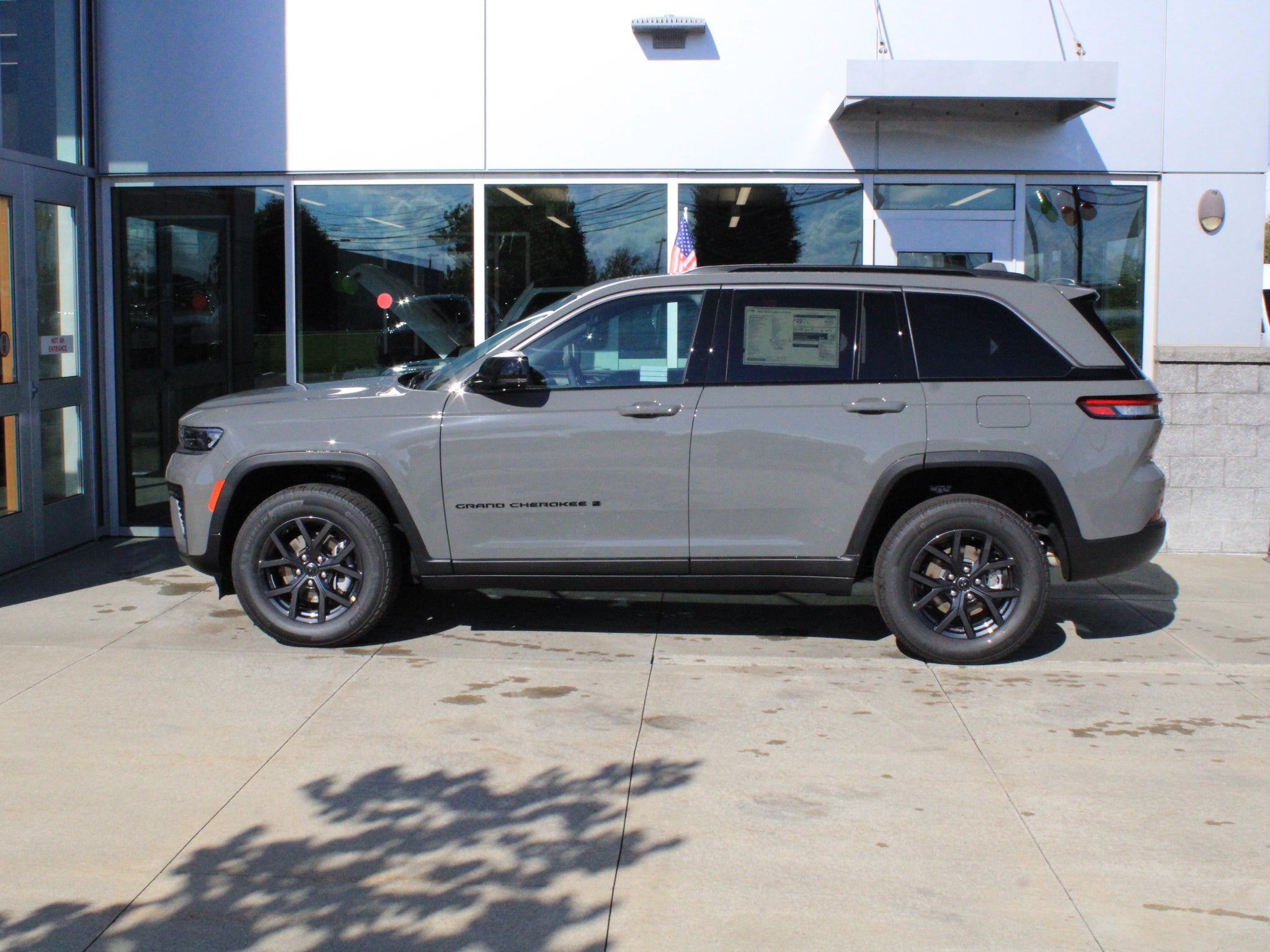 2027 Jeep Grand Cherokee Laredo Altitude
