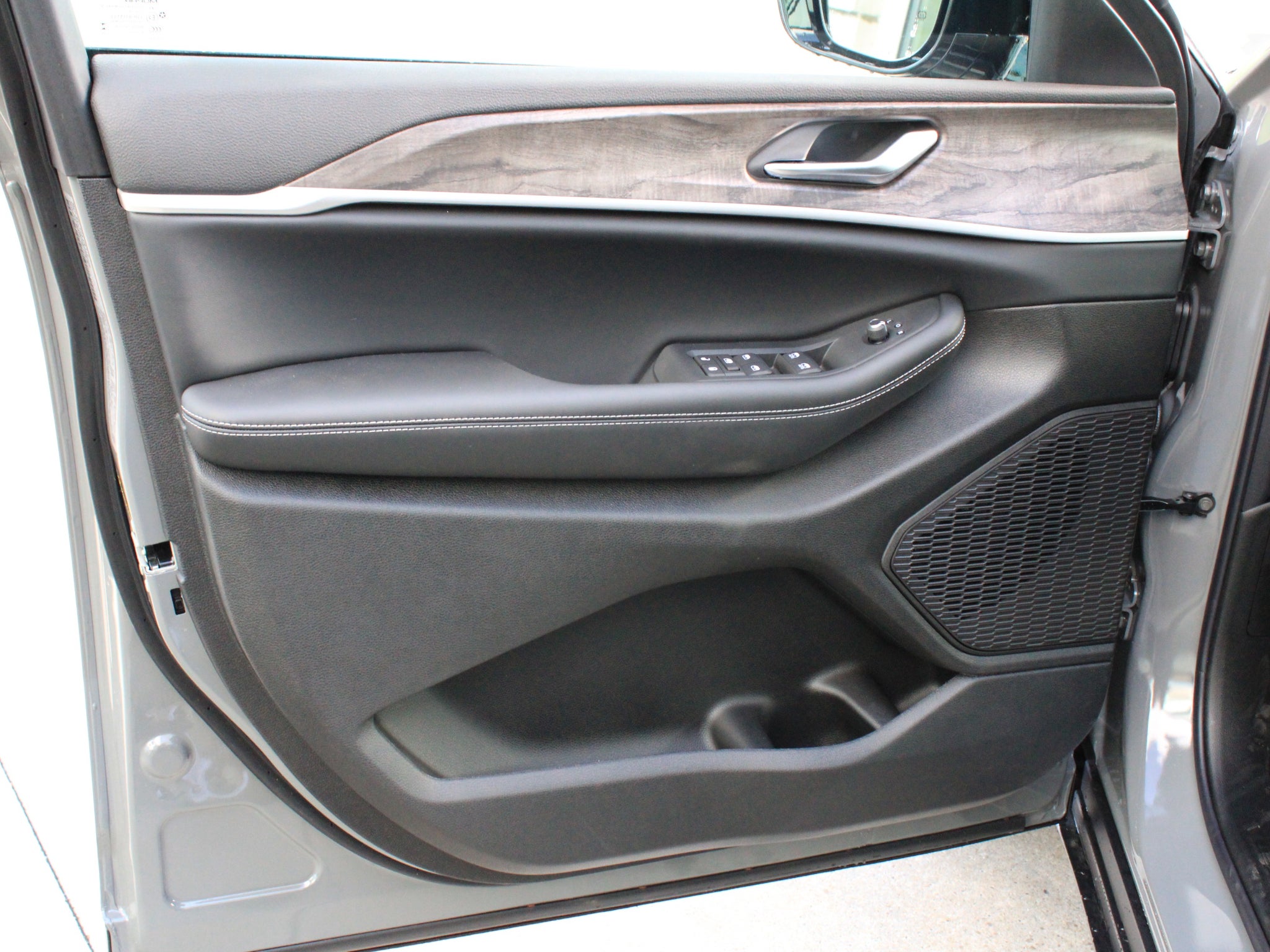 2027 Jeep Grand Cherokee Laredo Altitude