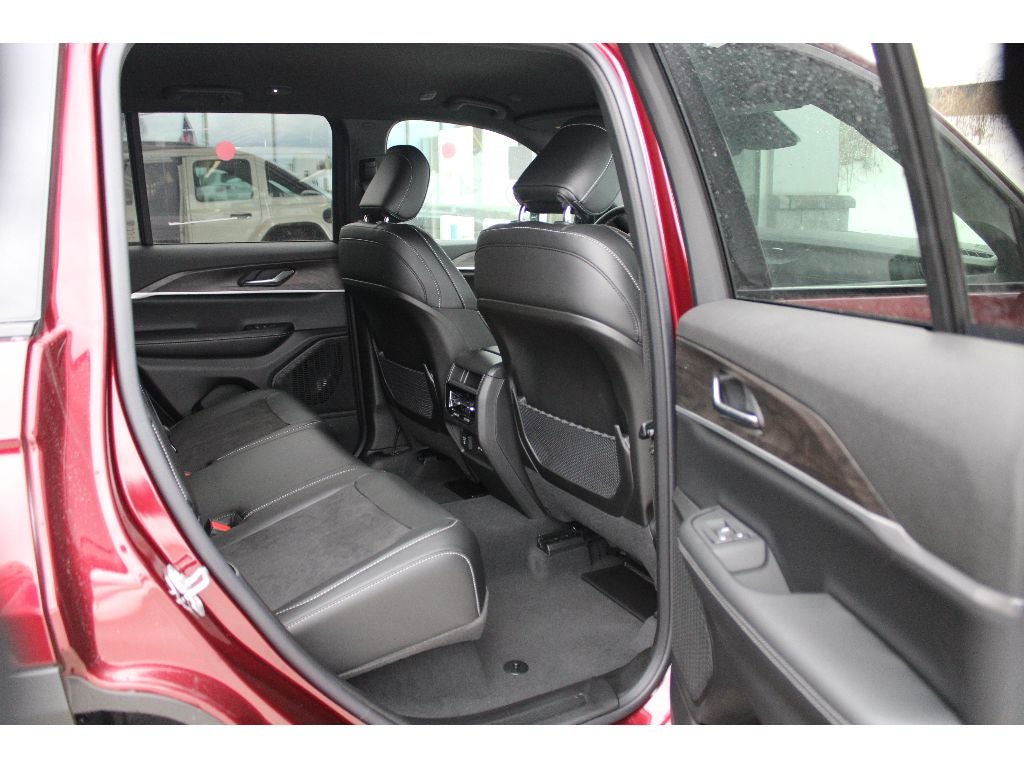 2026 Jeep Grand Cherokee Laredo Altitude