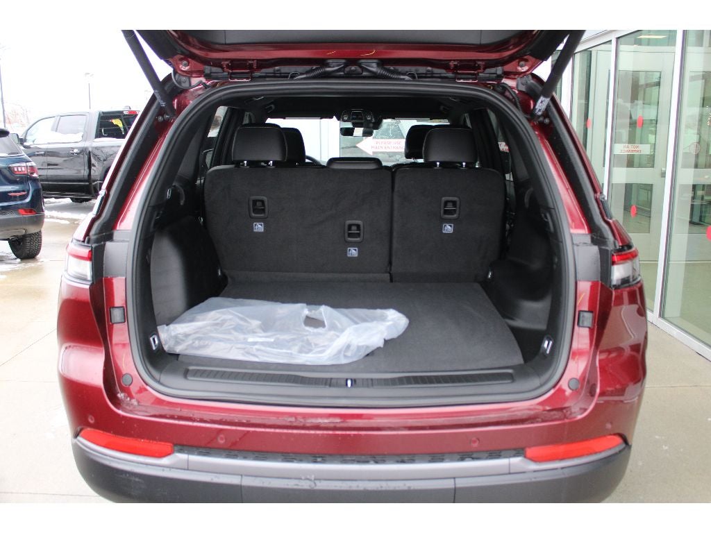 2026 Jeep Grand Cherokee Laredo Altitude