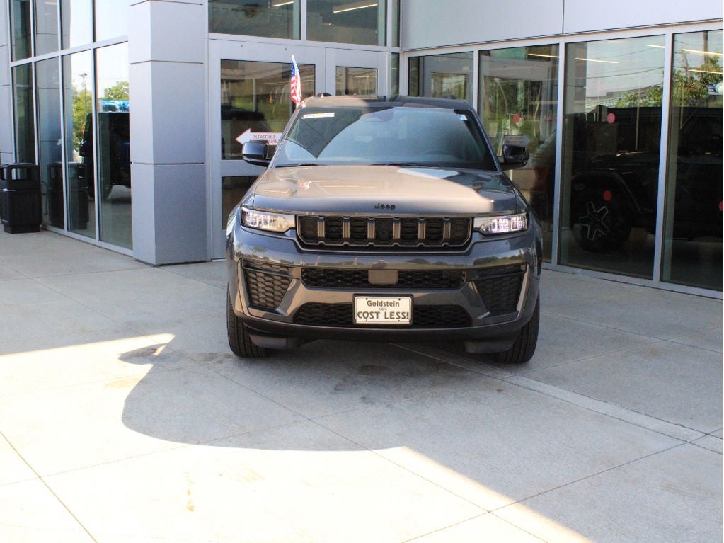 2026 Jeep Grand Cherokee Laredo Altitude