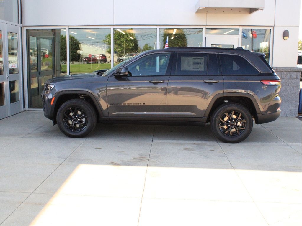 2026 Jeep Grand Cherokee Laredo Altitude