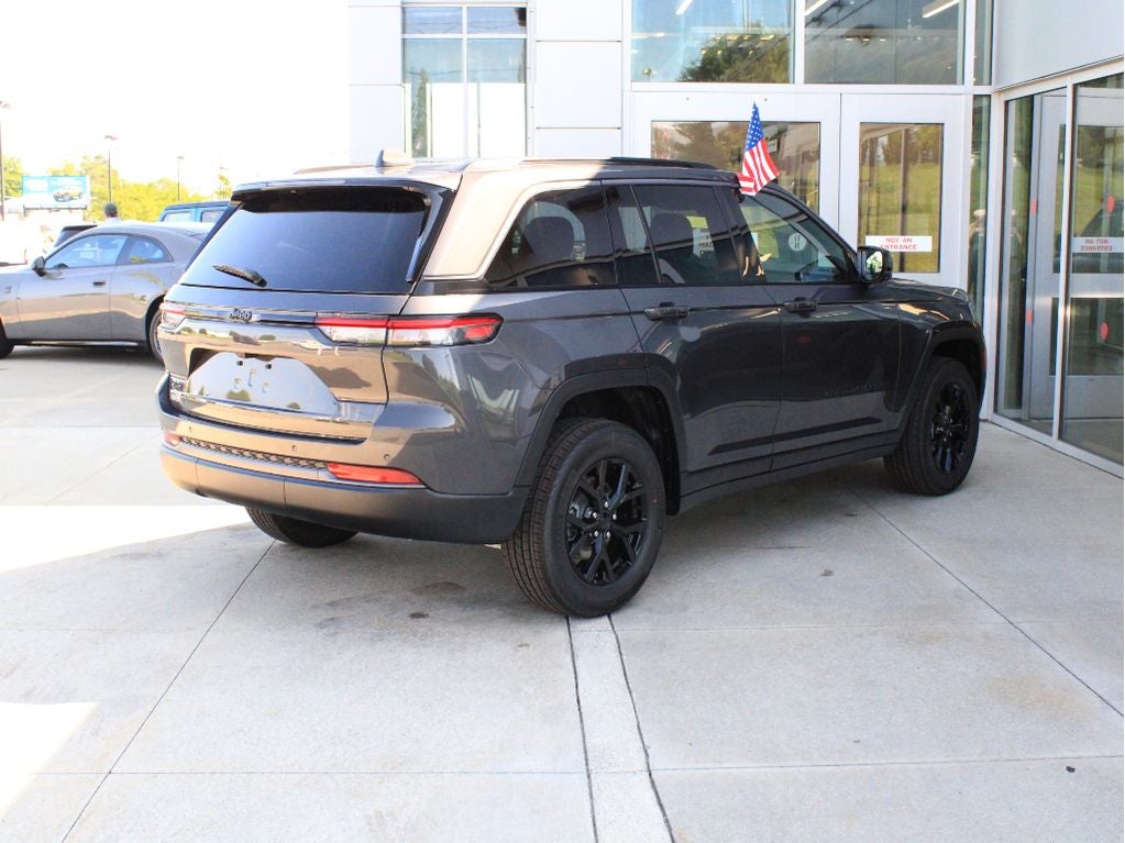 2026 Jeep Grand Cherokee Laredo Altitude
