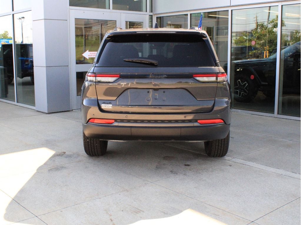 2026 Jeep Grand Cherokee Laredo Altitude