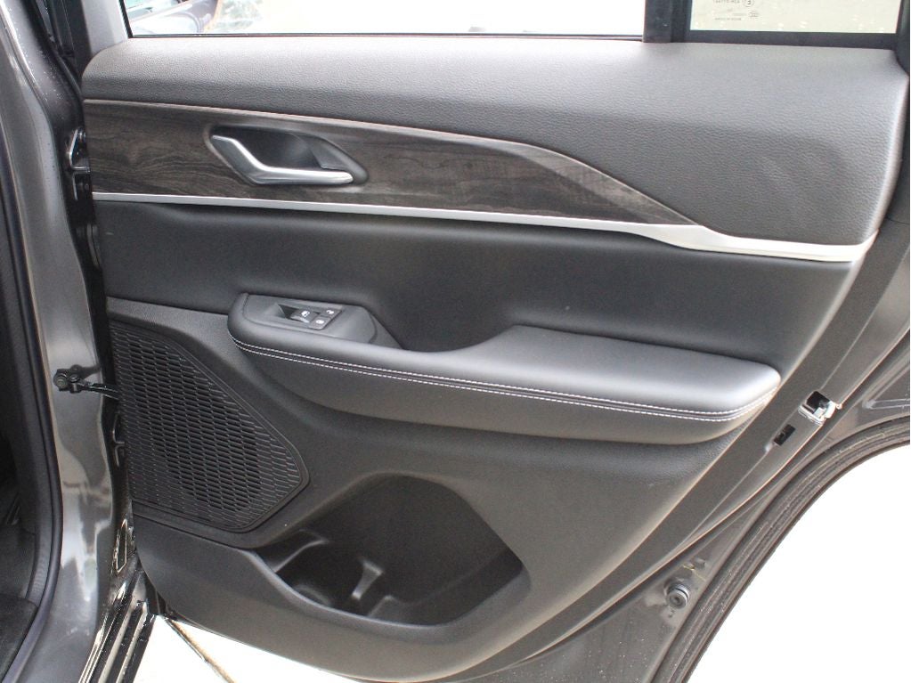 2026 Jeep Grand Cherokee Laredo Altitude