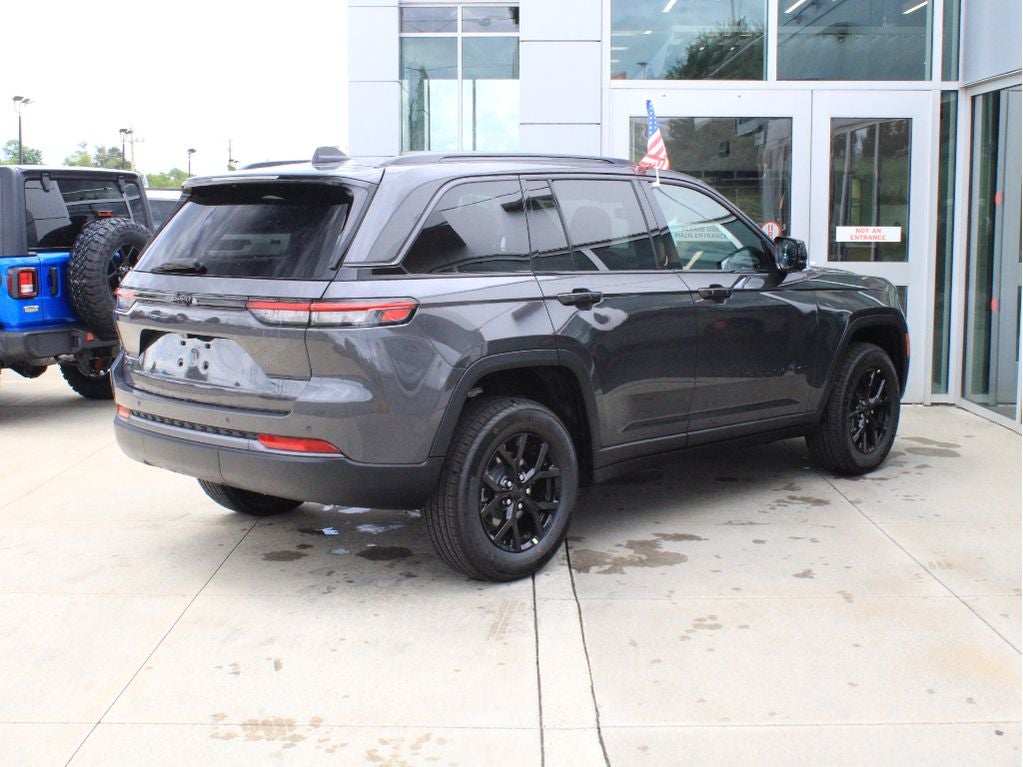 2026 Jeep Grand Cherokee Laredo Altitude
