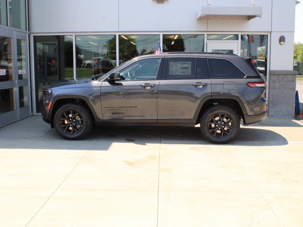 2026 Jeep Grand Cherokee Laredo Altitude