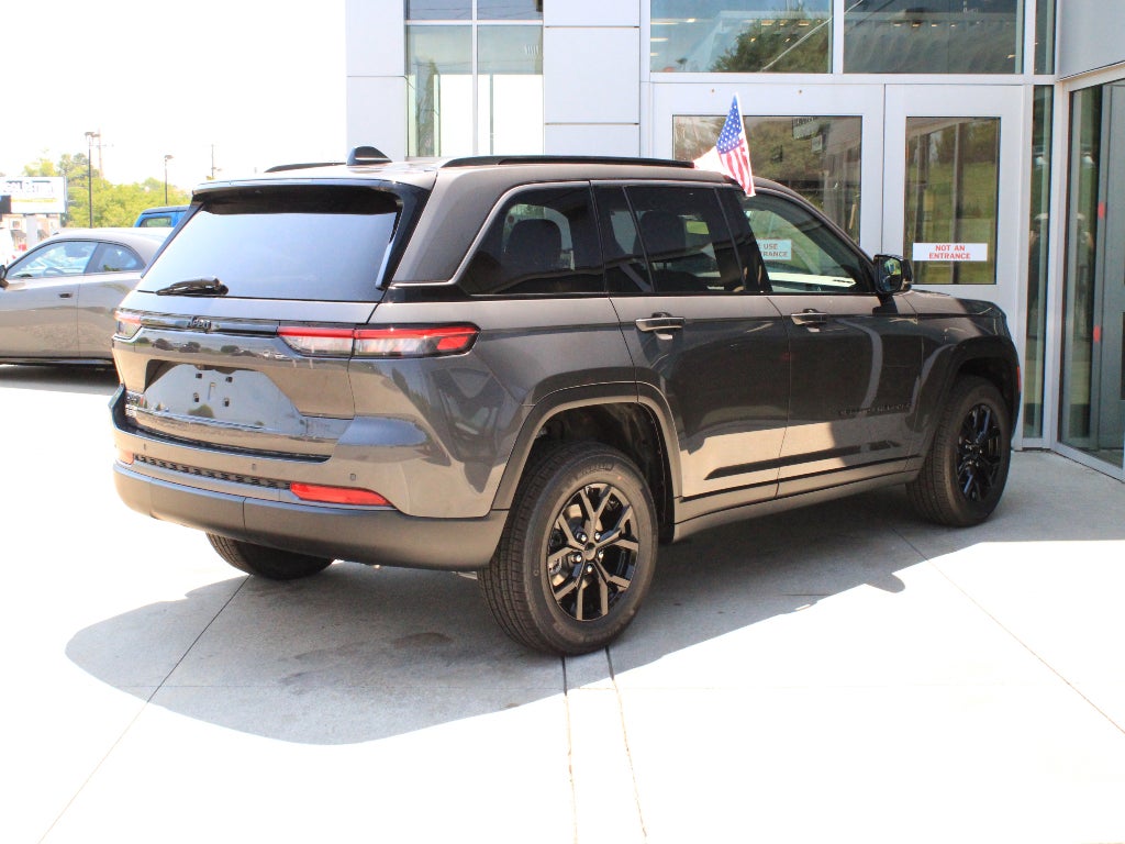 2026 Jeep Grand Cherokee Laredo Altitude