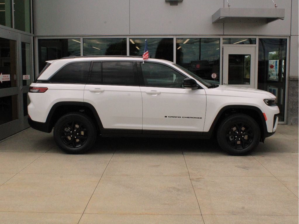 2026 Jeep Grand Cherokee Laredo Altitude