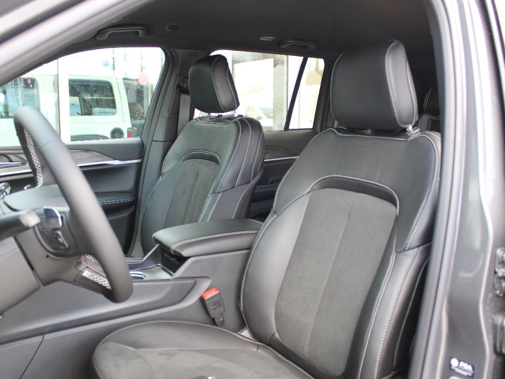 2026 Jeep Grand Cherokee Laredo Altitude