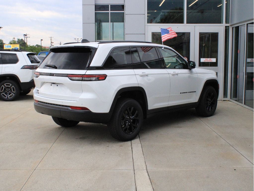 2026 Jeep Grand Cherokee Laredo Altitude