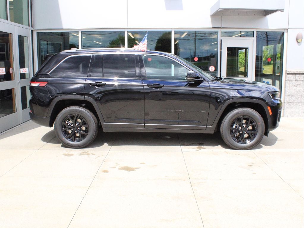 2026 Jeep Grand Cherokee Laredo Altitude