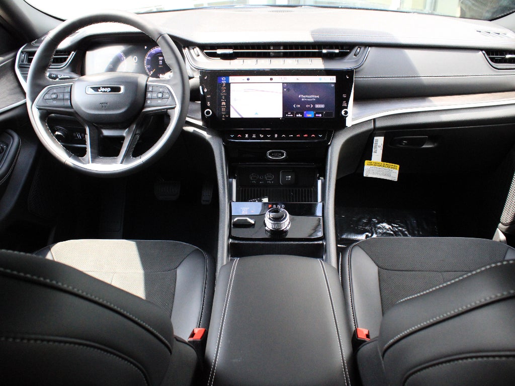 2026 Jeep Grand Cherokee Laredo Altitude