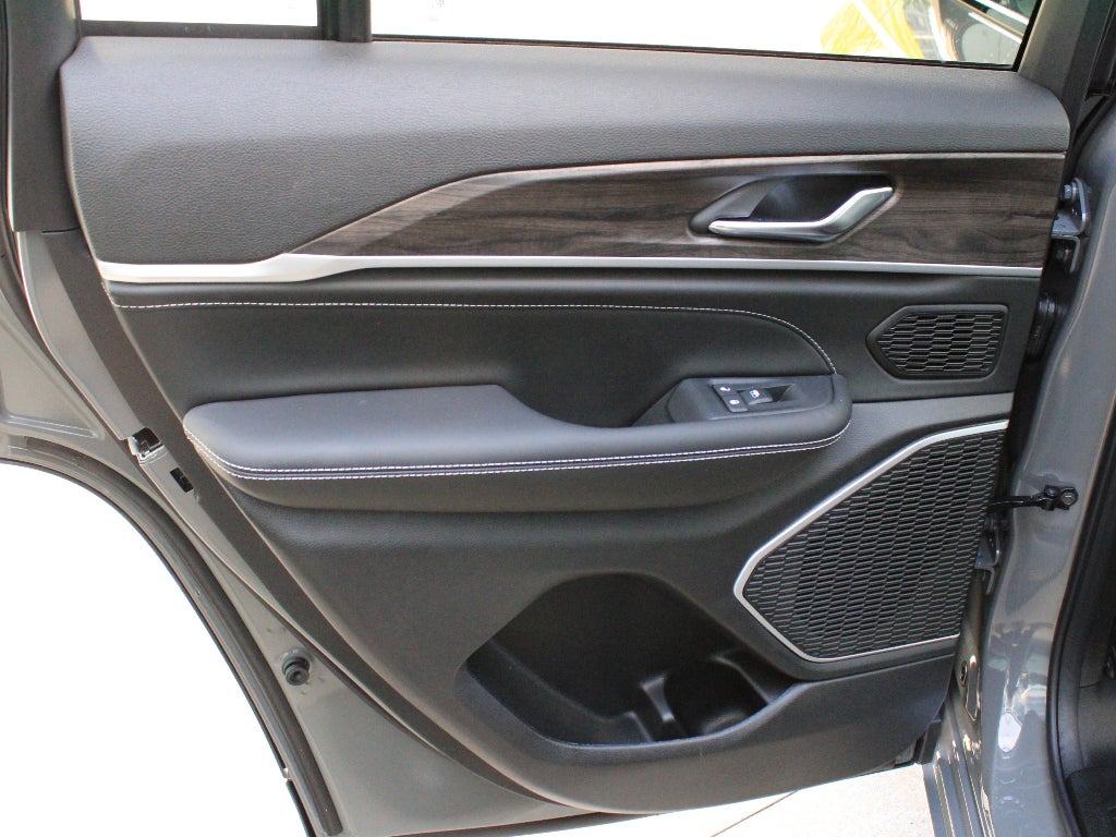 2027 Jeep Grand Cherokee Limited Reserve