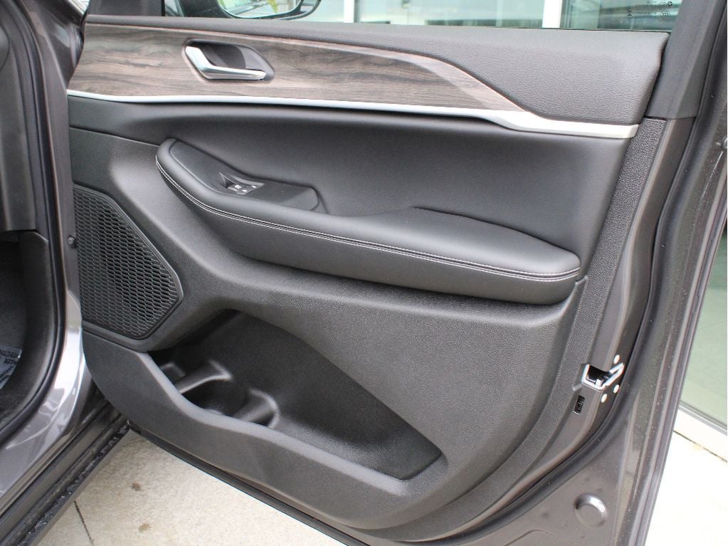 2026 Jeep Grand Cherokee L Laredo Altitude